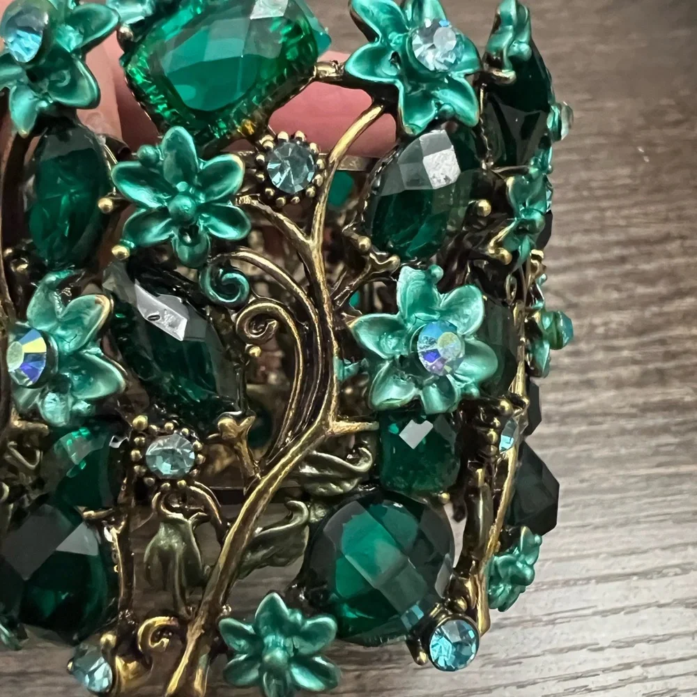 Stunning Green and goldtone Floral clamper Bracelet size 6